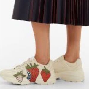 Gucci Cream Sneakers with Green Accents